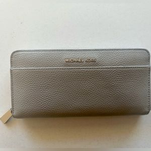 Wallet Designer By Michael Kors Size: Medium/Large